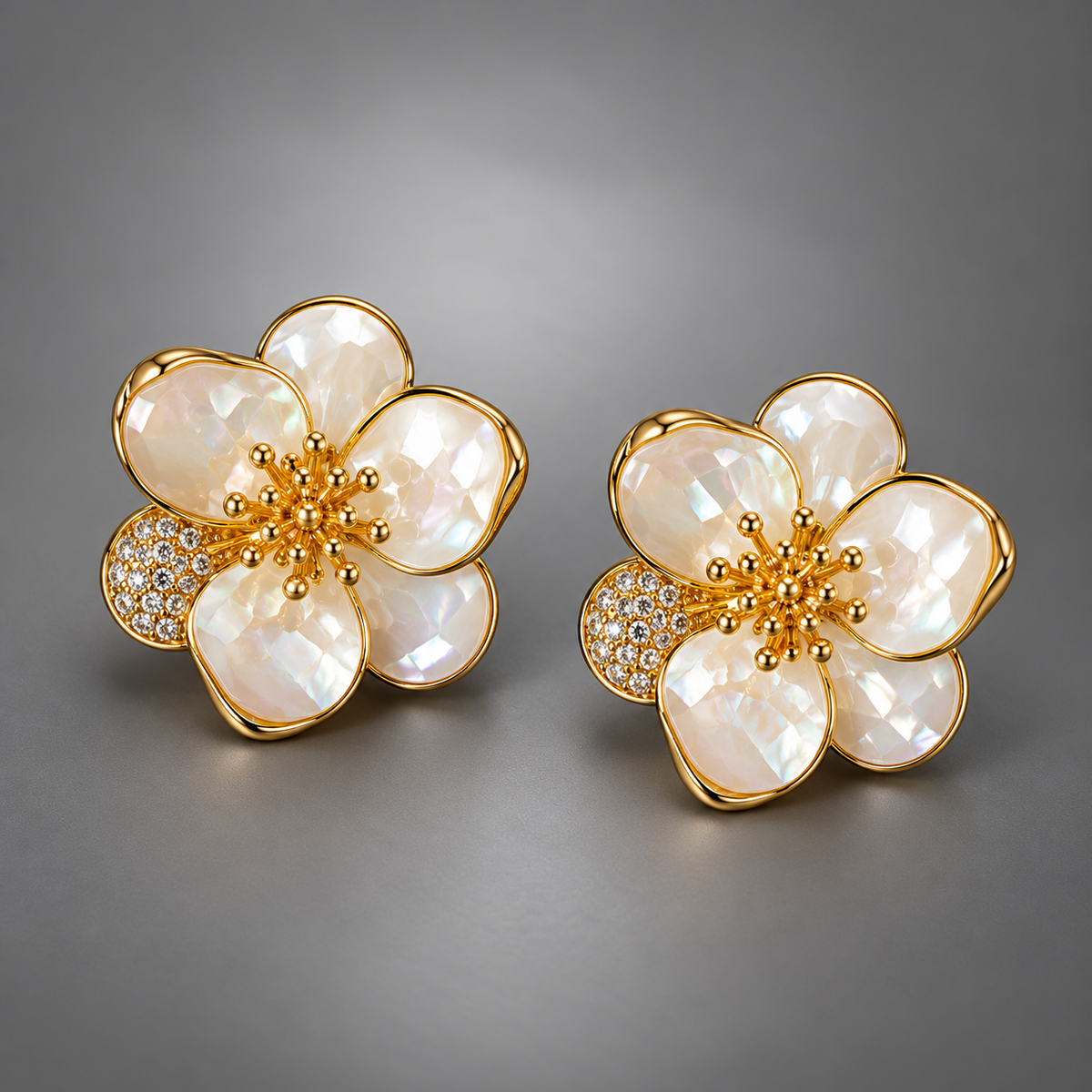 Elegantes pendientes de oro en forma de pétalos de flor