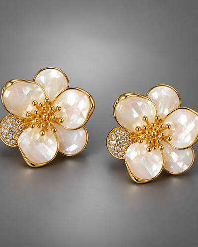 Elegantes pendientes de oro en forma de pétalos de flor