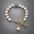 Pulsera vintage con perlas y gemas verdes doradas