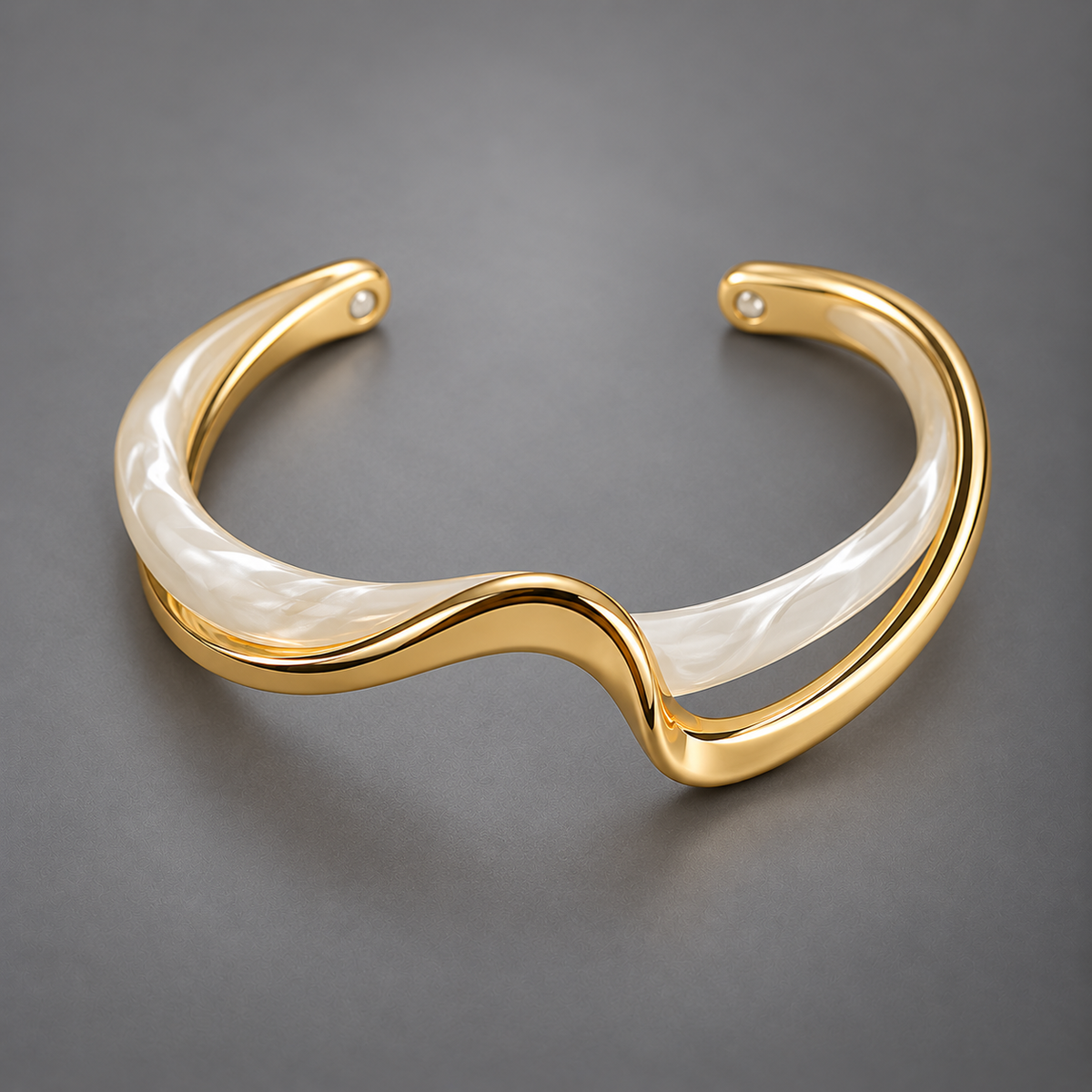 Elegante pulsera abierta con esmalte blanco y oro